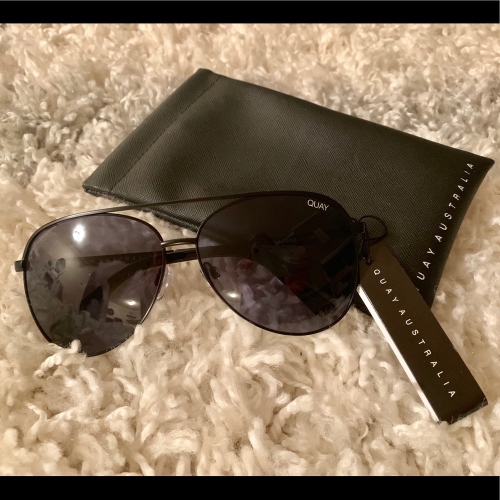 Quay Australia Vivienne Sunglasses Black/Smoke